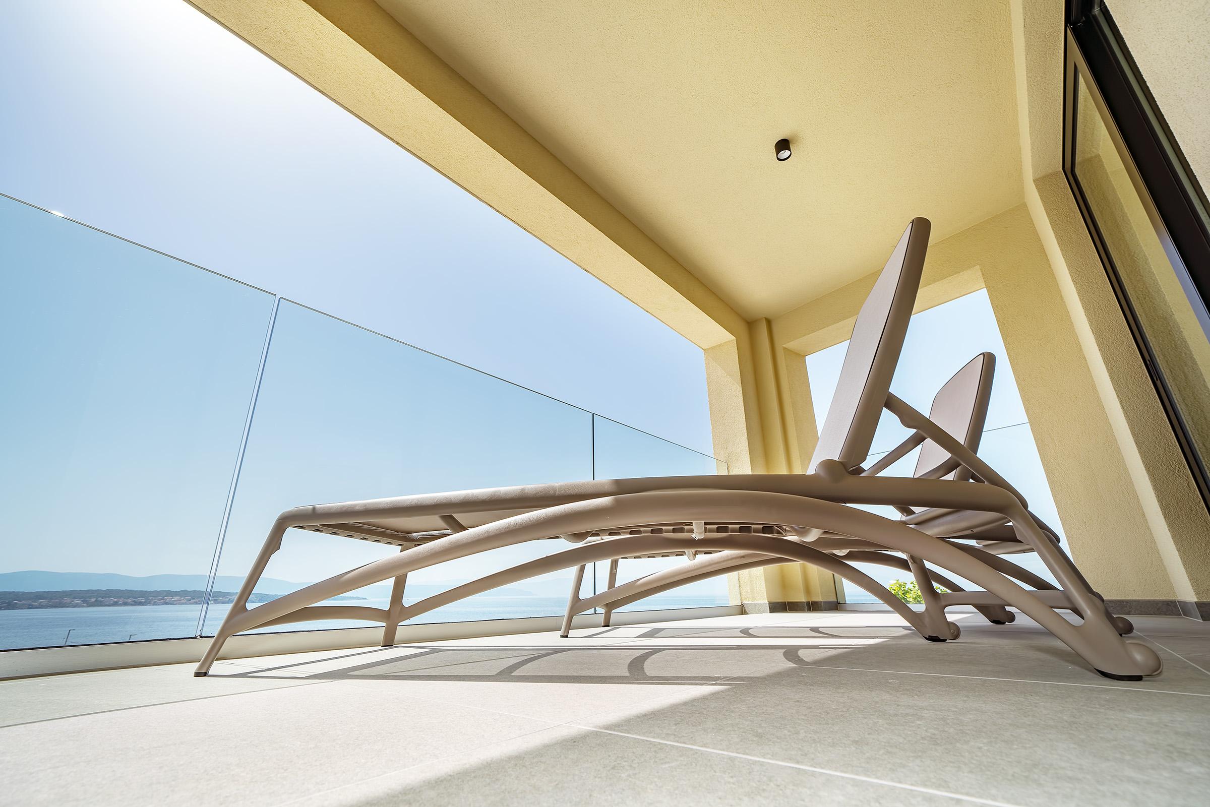 Luxury Hotel Riva Malinska Exterior foto A sunlounger