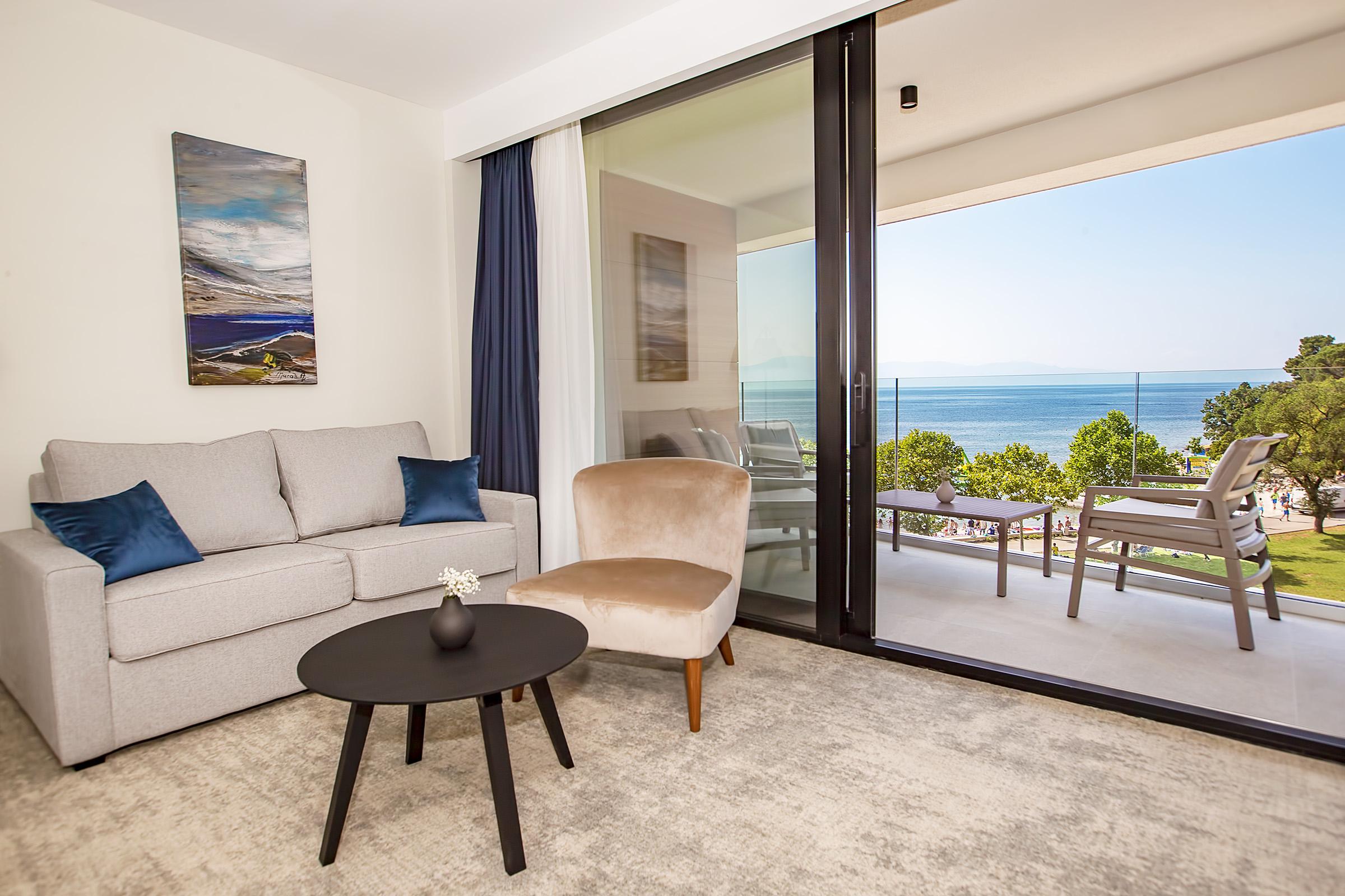Luxury Hotel Riva Malinska Exterior foto A living room in a hotel