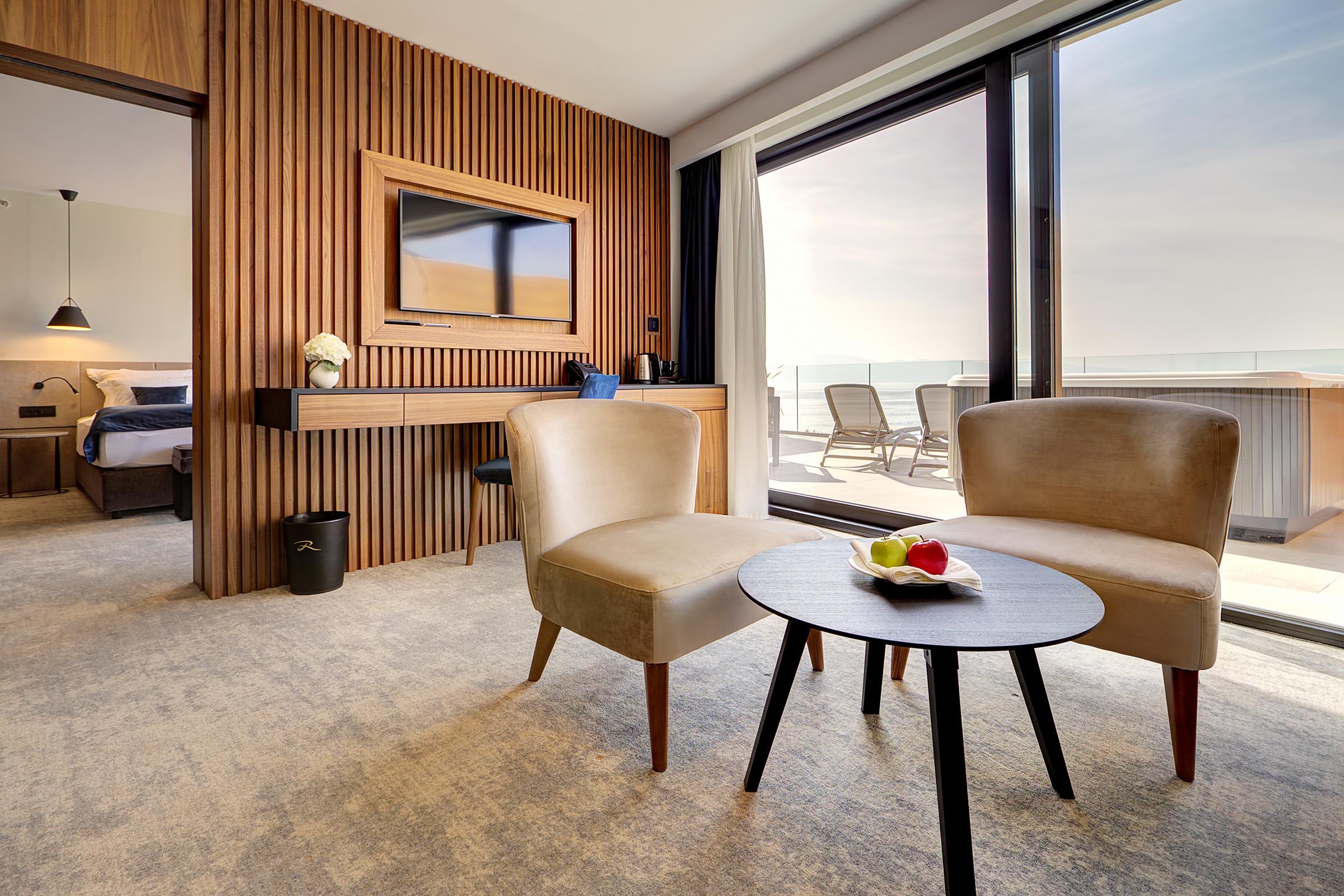 Luxury Hotel Riva Malinska Exterior foto A suite at the hotel
