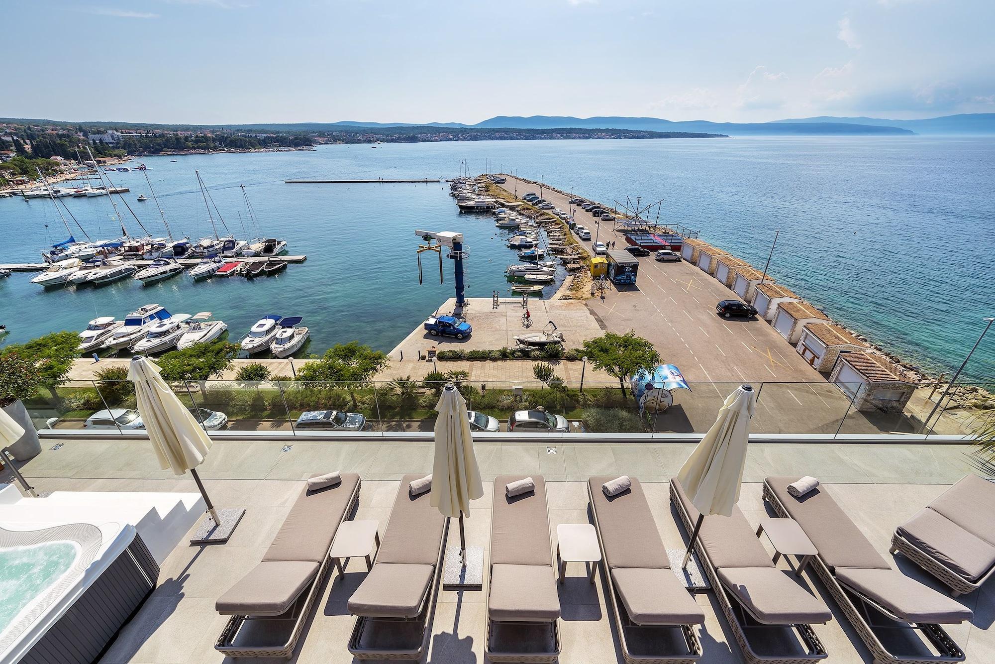 Luxury Hotel Riva Malinska Exterior foto View of the marina