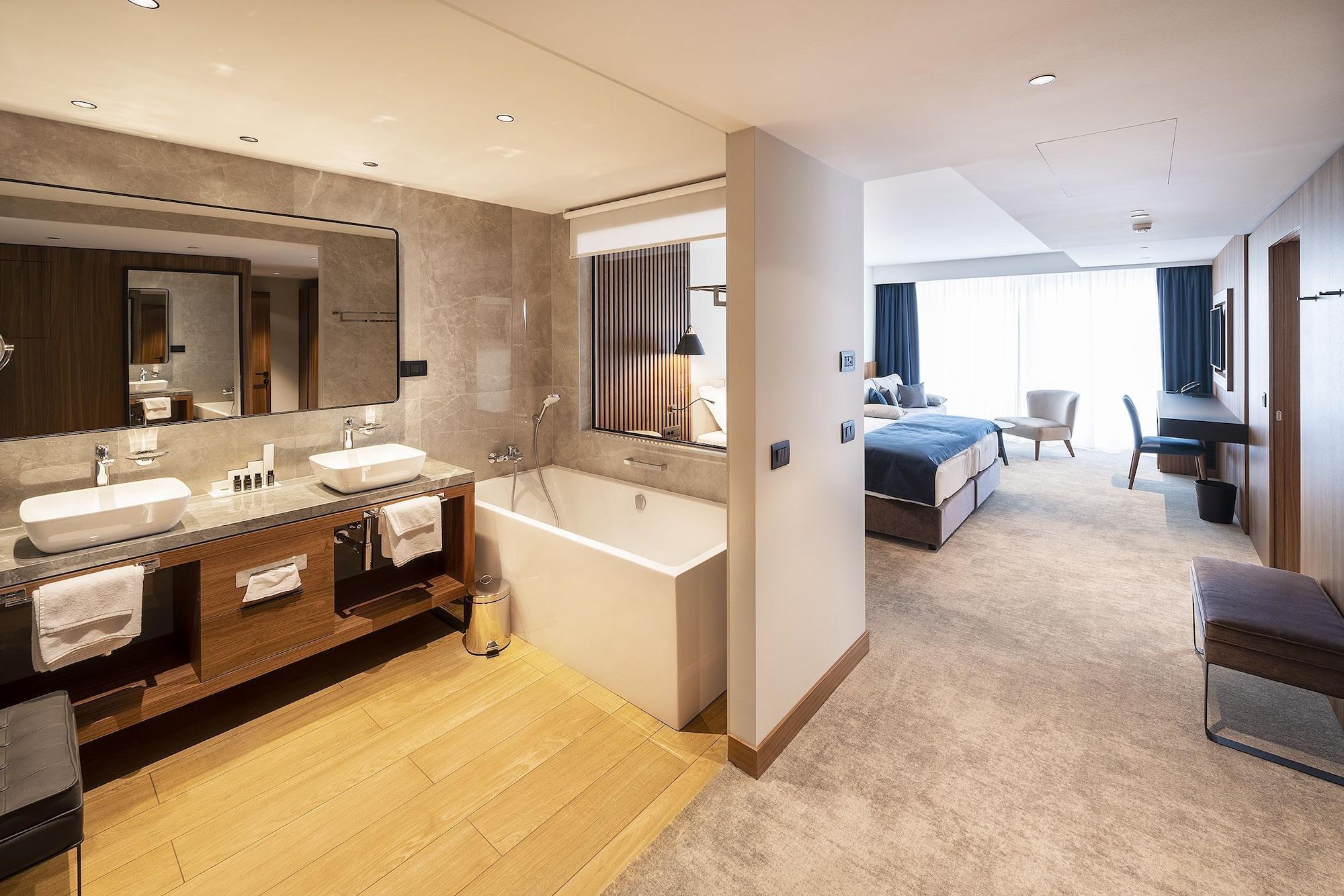 Luxury Hotel Riva Malinska Exterior foto A guest room at the hotel
