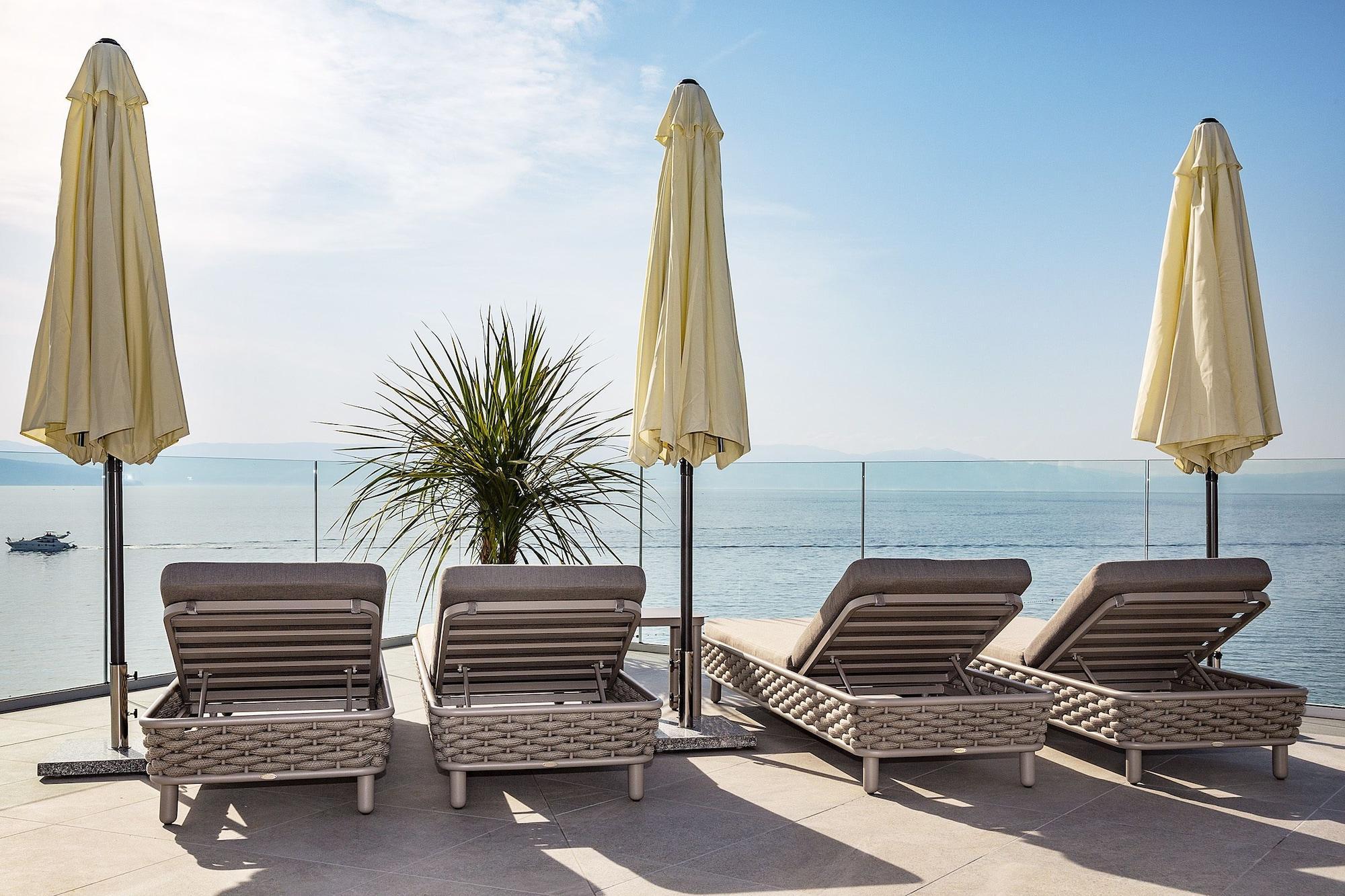 Luxury Hotel Riva Malinska Exterior foto Sunloungers with parasols