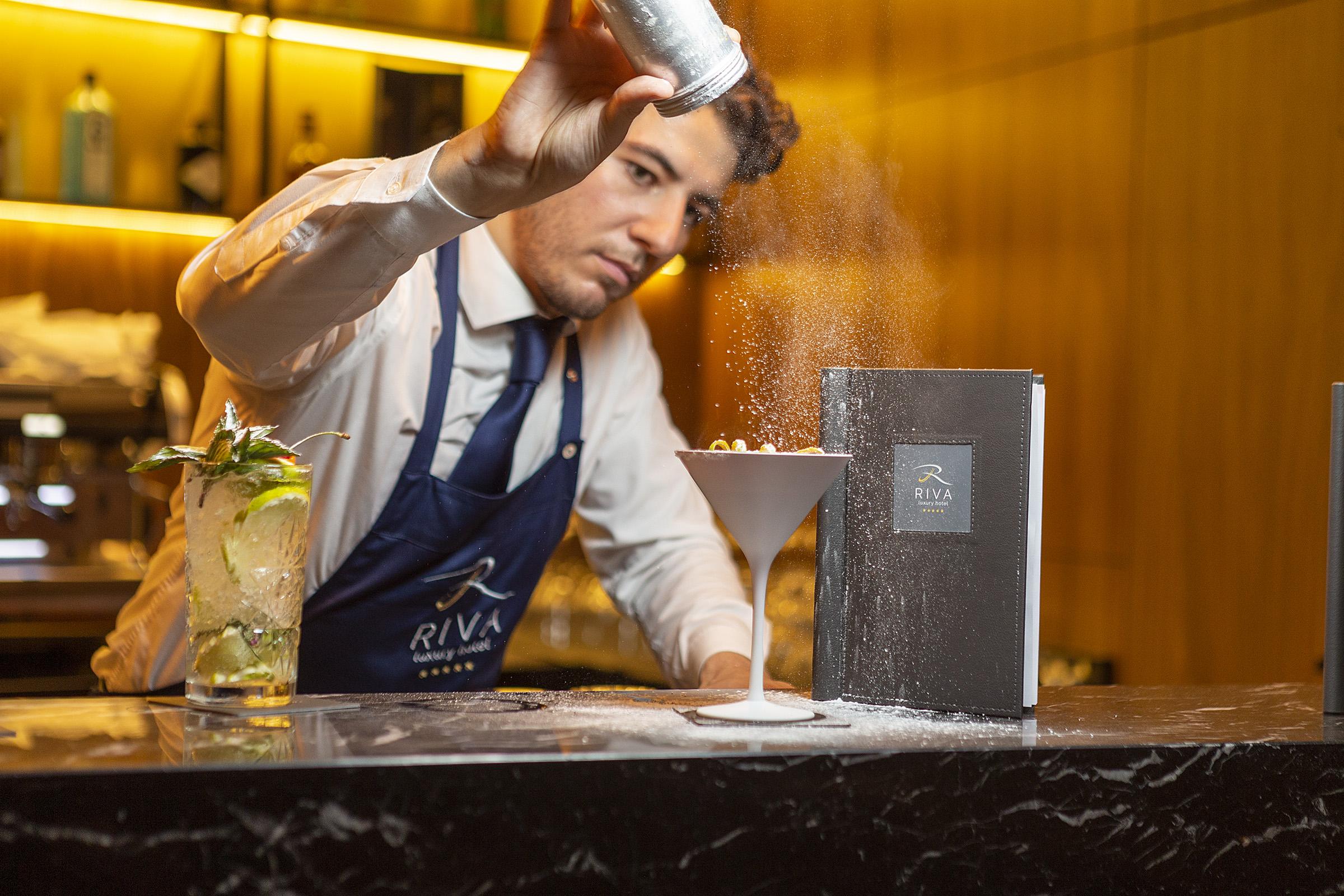 Luxury Hotel Riva Malinska Exterior foto A bartender at work