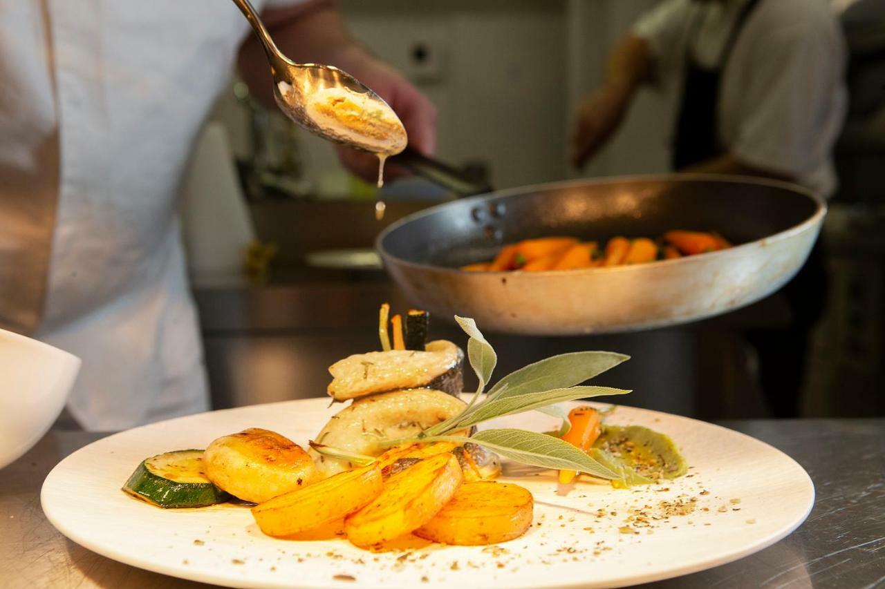 Luxury Hotel Riva Malinska Exterior foto A chef plating a dish