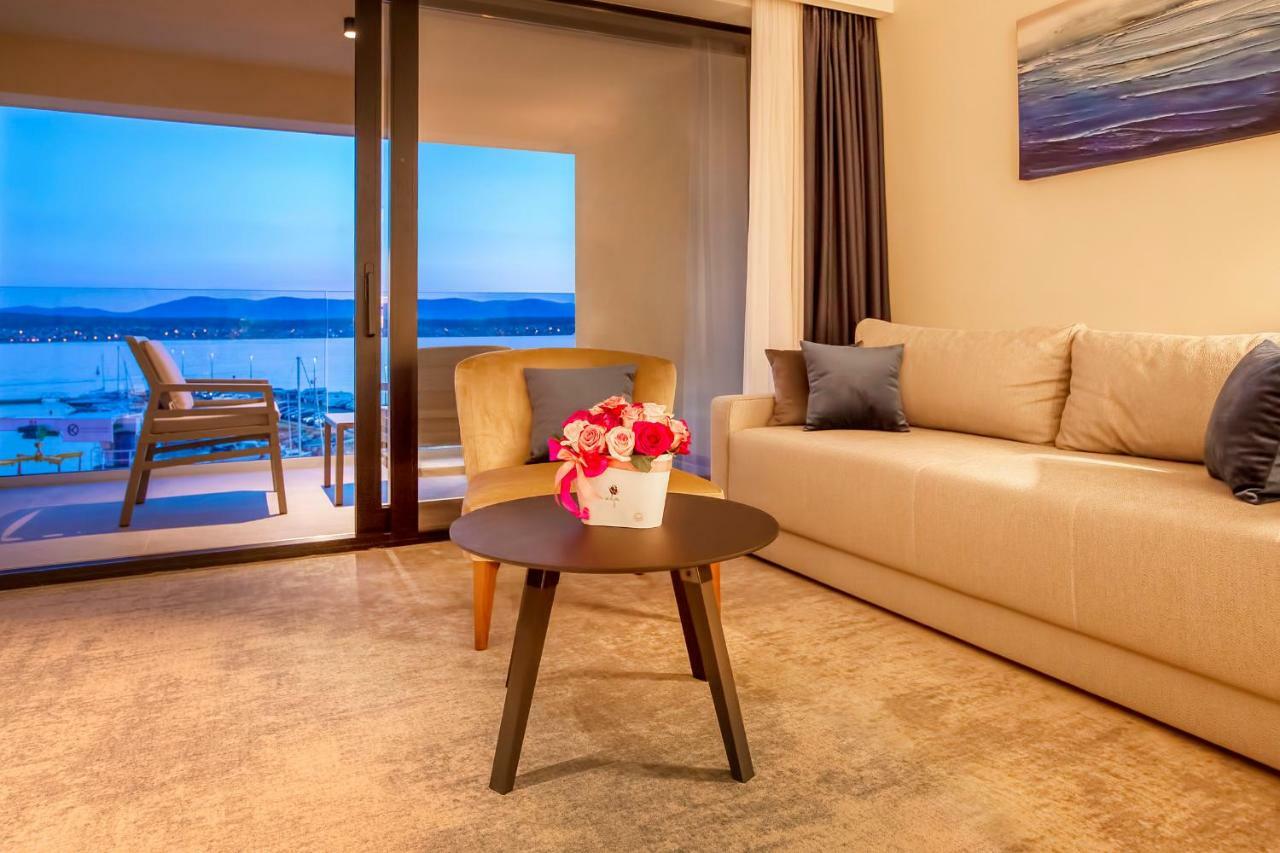 Luxury Hotel Riva Malinska Exterior foto A suite at the hotel